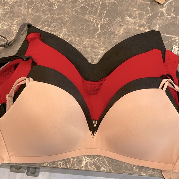 LOT OF 4 VICTORIA’S SECRET BRAS - Picture 1 of 13